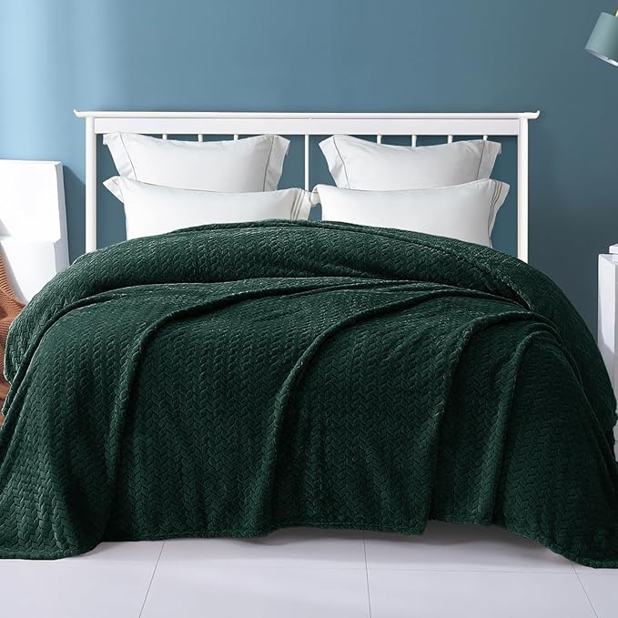 Exclusivo Mezcla Fleece Twin Size Blanket for Bed, 60x80 Inches Soft Cozy Jacquard Flannel Blankets, Lightweight Fuzzy Plush Warm for Women, Forest Green