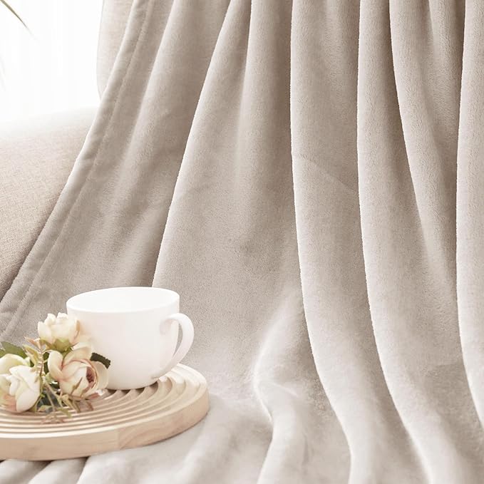 Exclusivo Mezcla Fleece Blanket Twin Size for Bed, Super Soft and Warm, All Season, Cozy, Plush, Lightweight, 60x80 Inches Camel