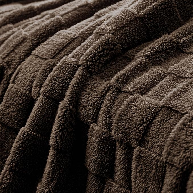 Exclusivo Mezcla King Size Flannel Fleece Blanket, Super Soft and Warm Lightweight Checkered Pattern Blankets for All Seasons, 90x104 Inches, Coffee
